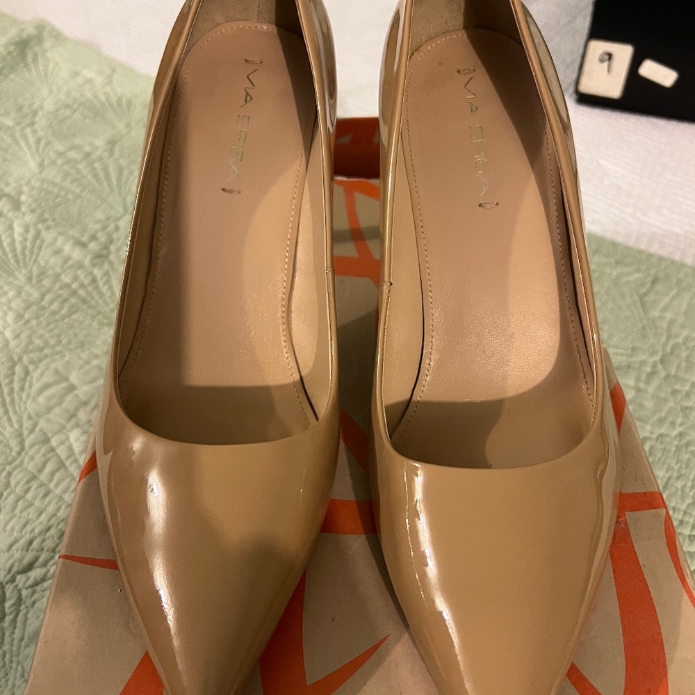 Nude high heel pumps